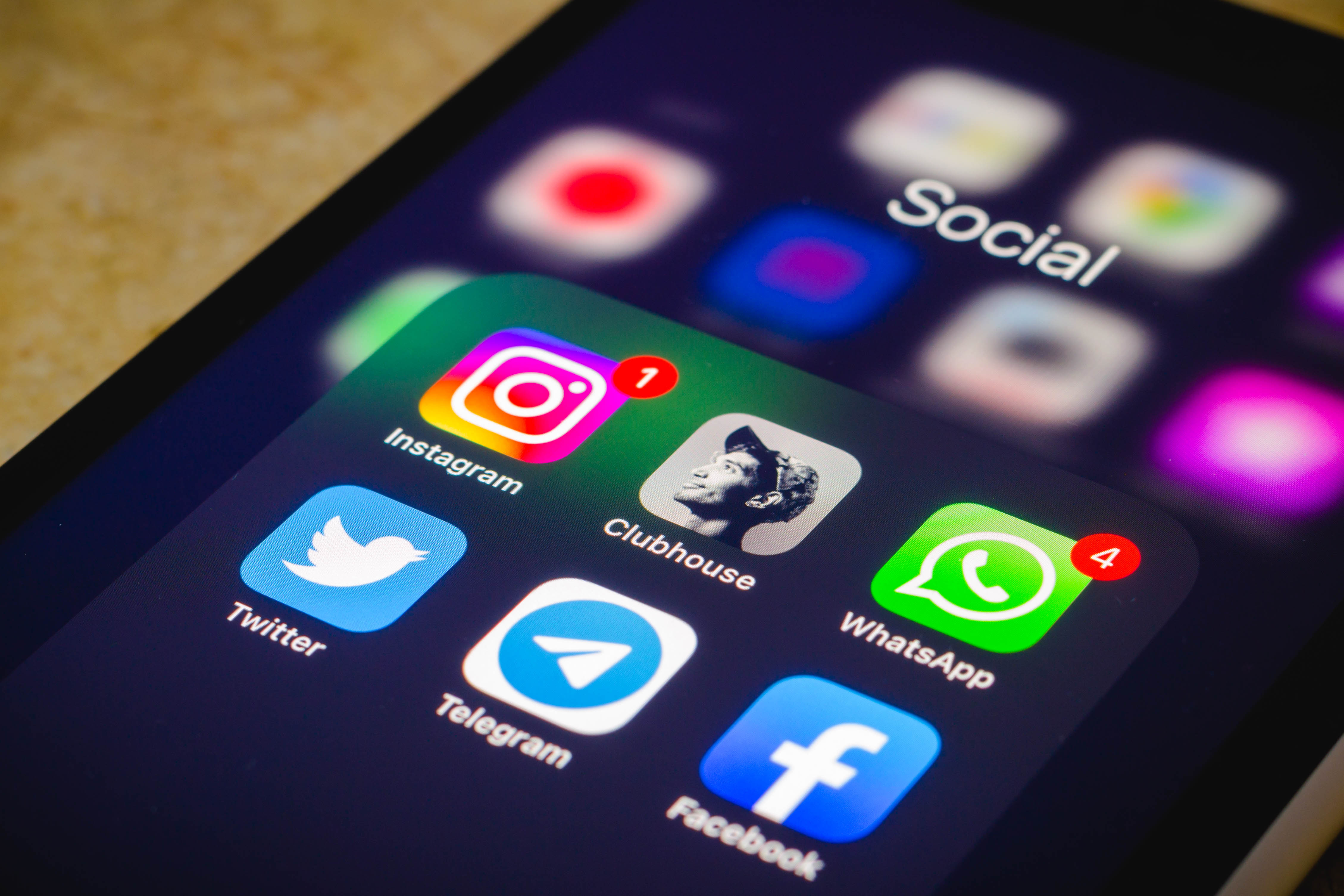 iphone-bildschirm mit den symbolen verschiedener social-media-apps