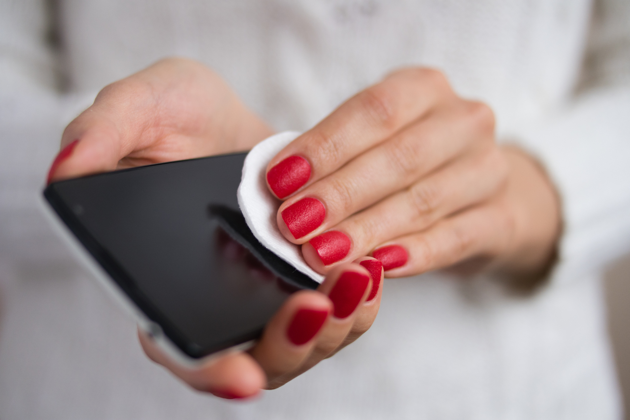 femeie care curata un telefon
