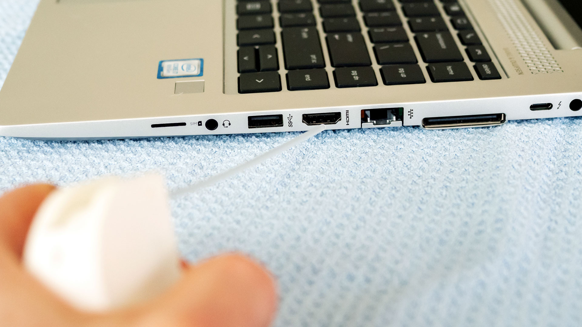 Czyszczenie portów laptopa puszką z powietrzem
