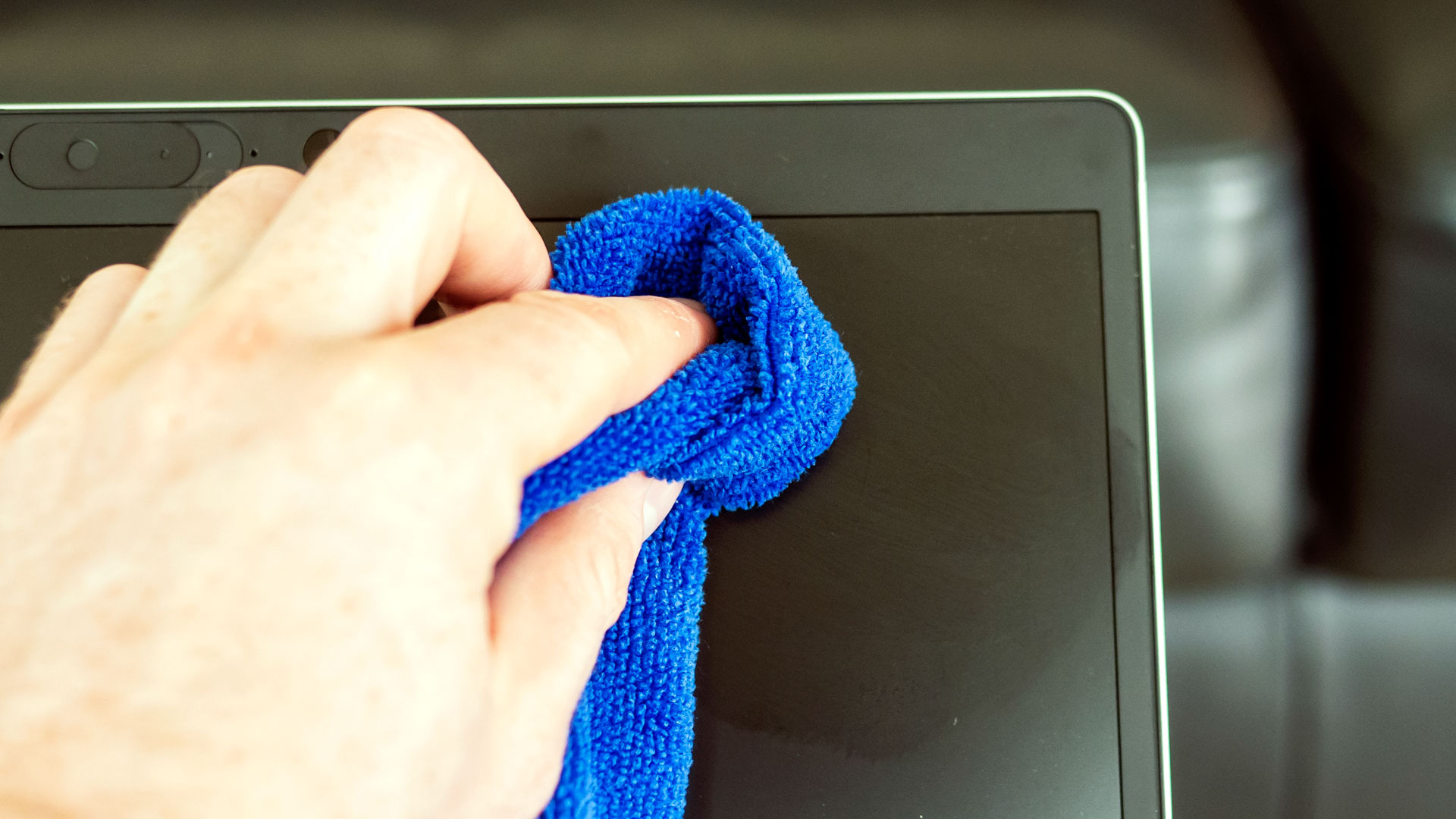 Czyszczenie ekranu laptopa ściereczką z mikrofibry