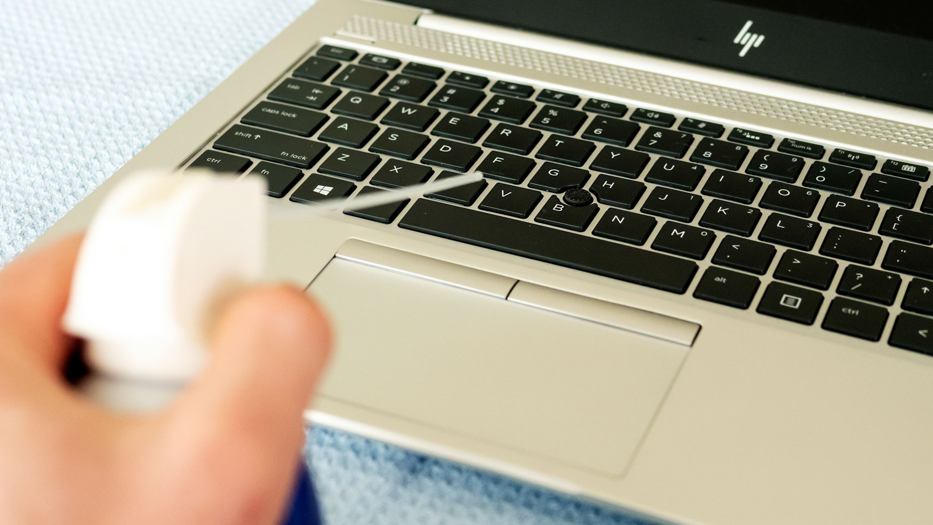 Czyszczenie klawiatury laptopa z puszką z powietrzem