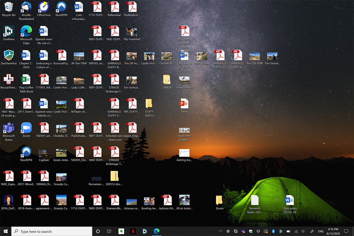 Área de trabalho do Windows mostrando muitos ícones desorganizados