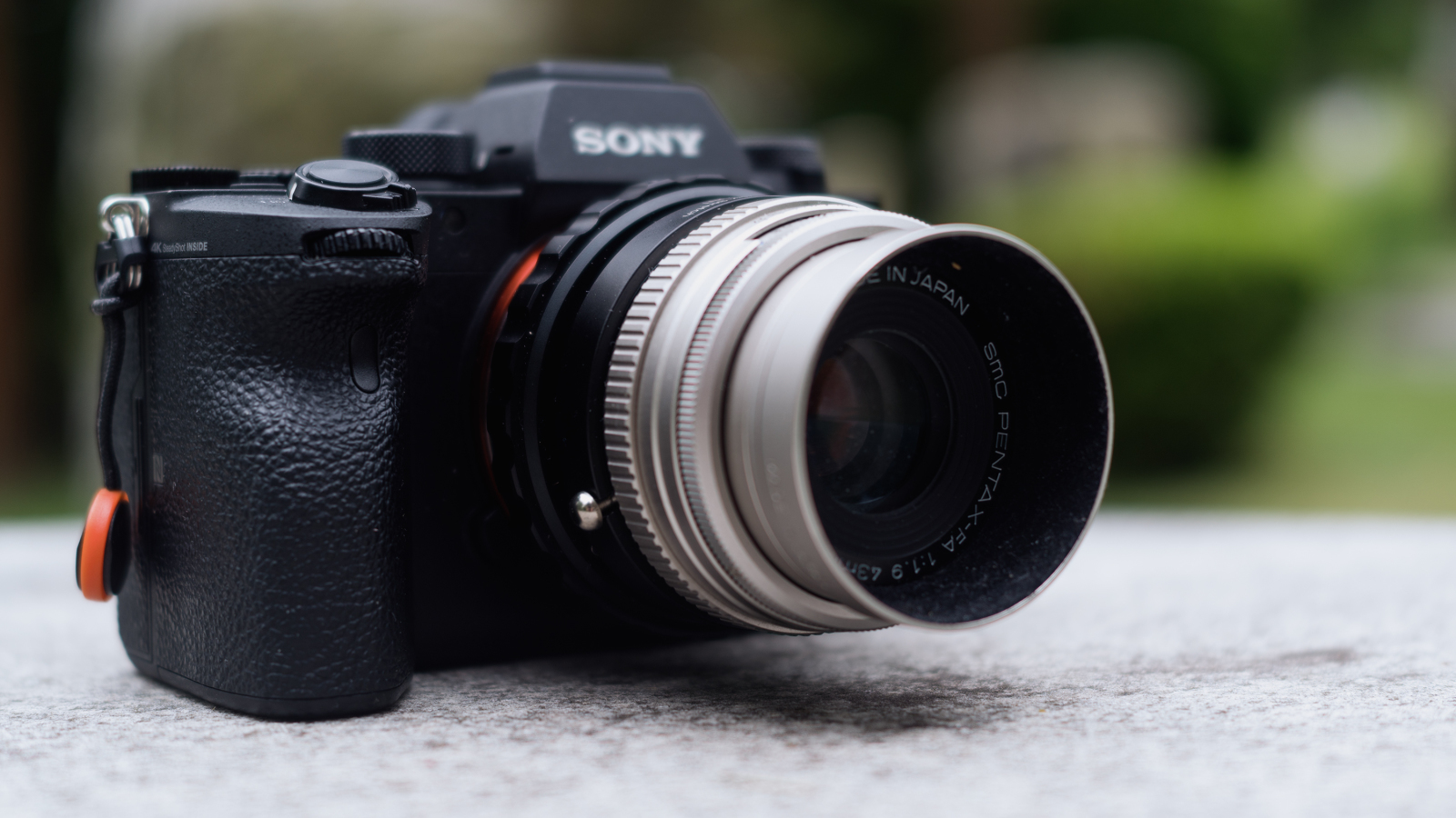 Lente Pentax 43mm na câmera sem espelho da Sony