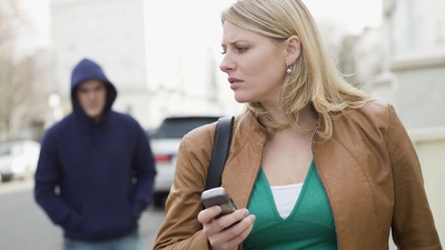 كيف يقوم Stalkerware بتمكين صورة العنف المنزلي