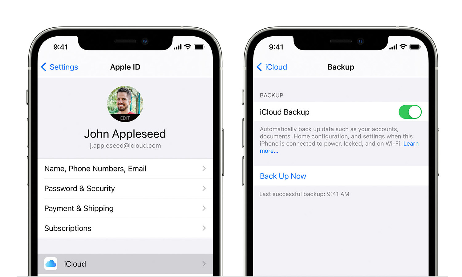 شاشتي iPhone تعرضان عملية النسخ الاحتياطي الموضحة أدناه