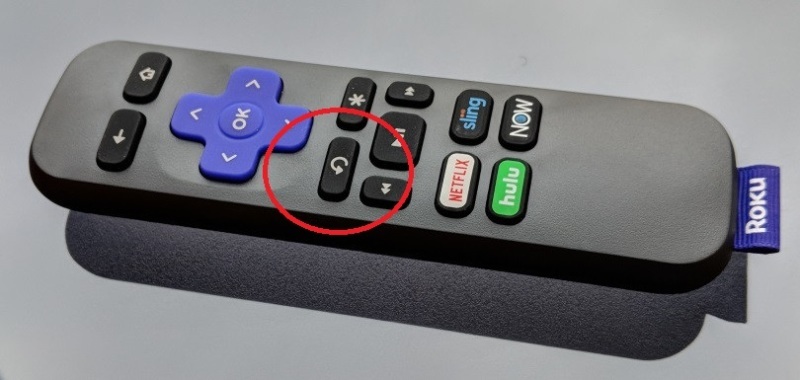 جهاز التحكم عن بعد Roku مع زر إعادة محاطة بدائرة