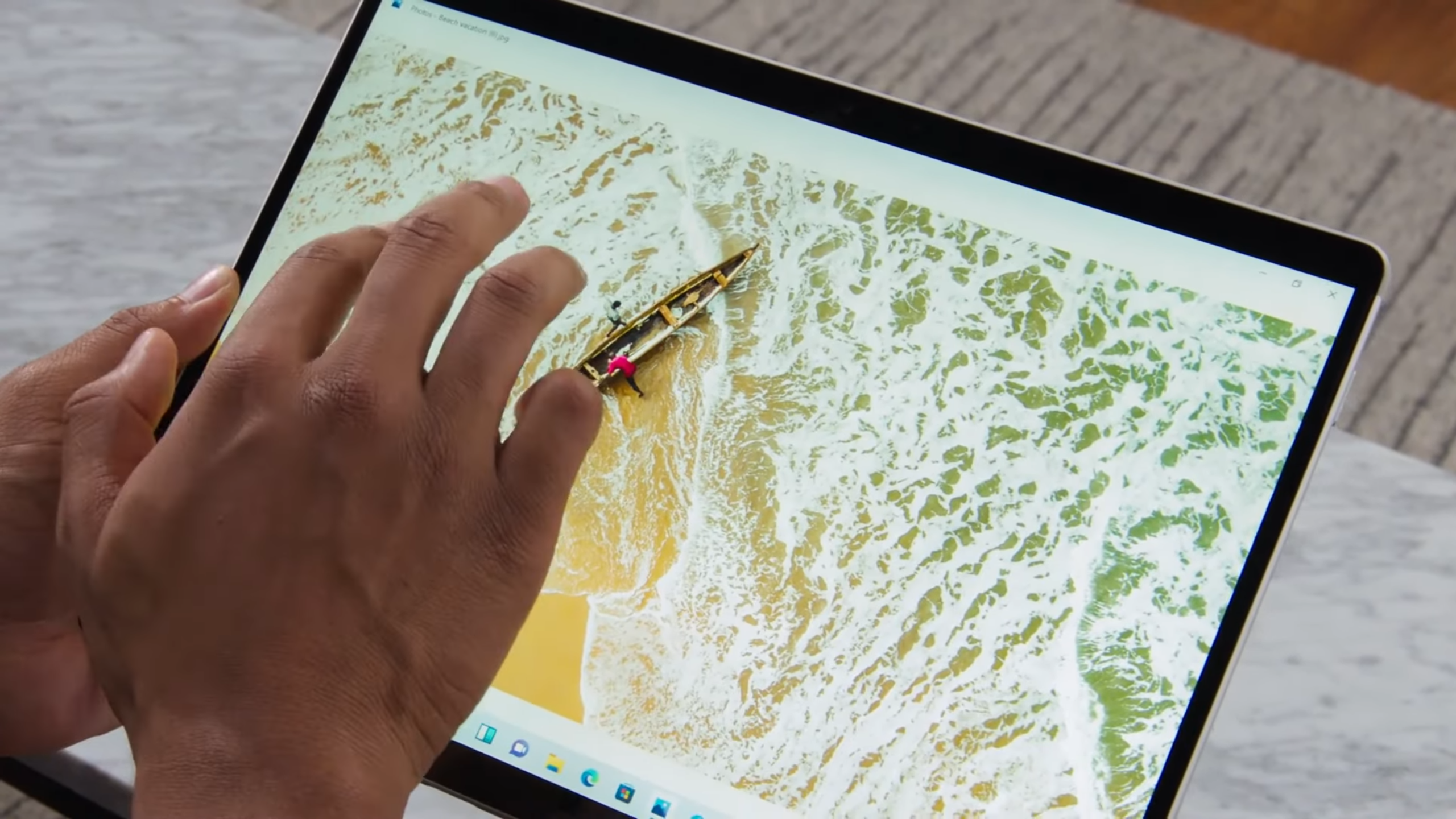 يد باستخدام إيماءات اللمس على جهاز لوحي يعمل بنظام Windows