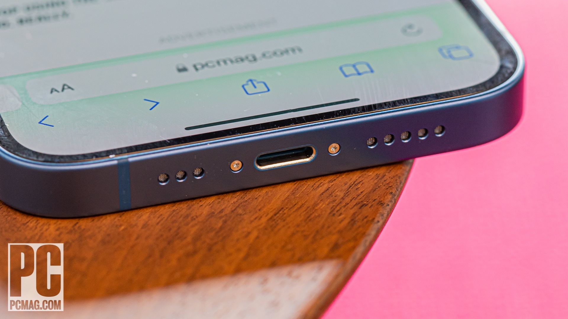 primer plano del puerto lightning del iPhone 13