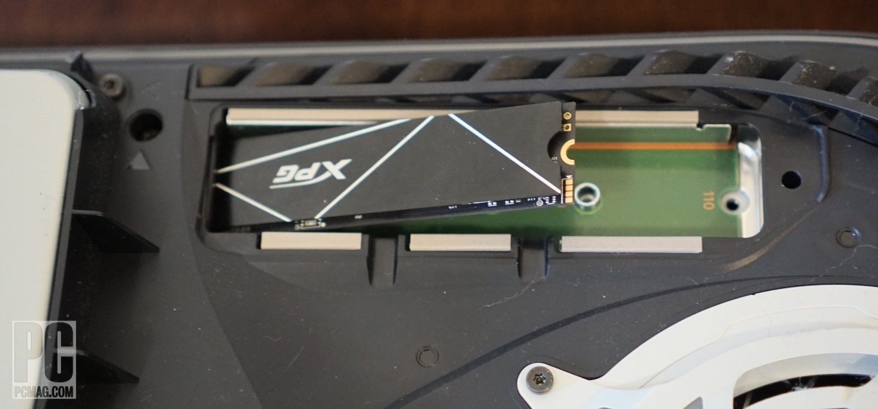 Włóż dysk SSD do gniazda rozszerzeń