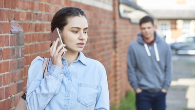 Proteggiti dagli abusi: come trovare e rimuovere lo stalkerware dall'immagine del tuo telefono e PC