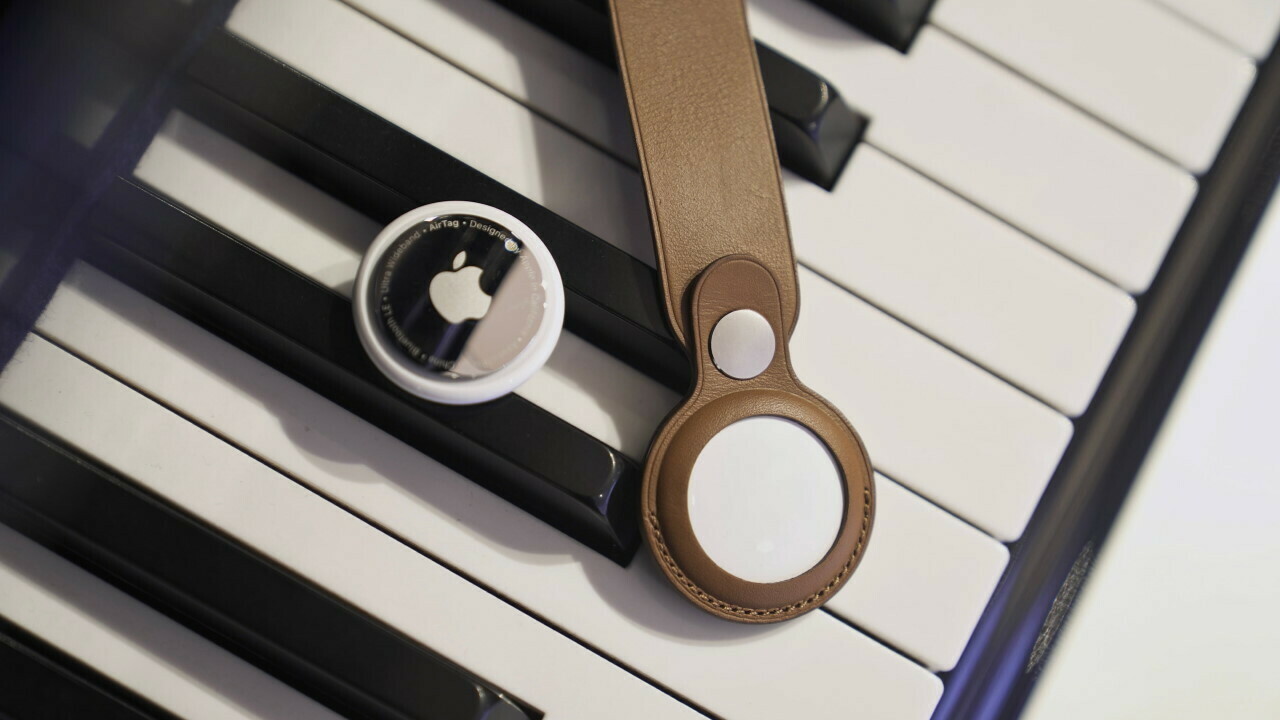 Apple AirTags pada tuts piano