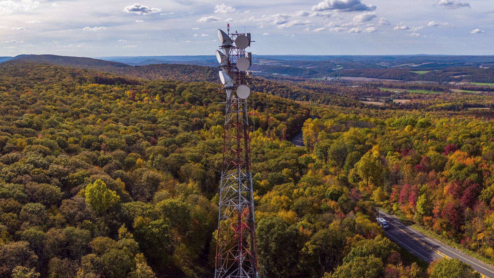 Torre de celular na frente das árvores