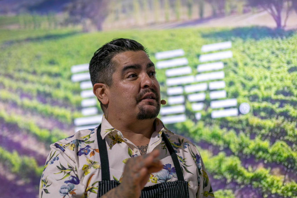 Küchenchef Aaron Sanchez spricht auf der CES 2020 über den Einsatz von Blockchain-Technologie zur Verfolgung von Lebensmitteln