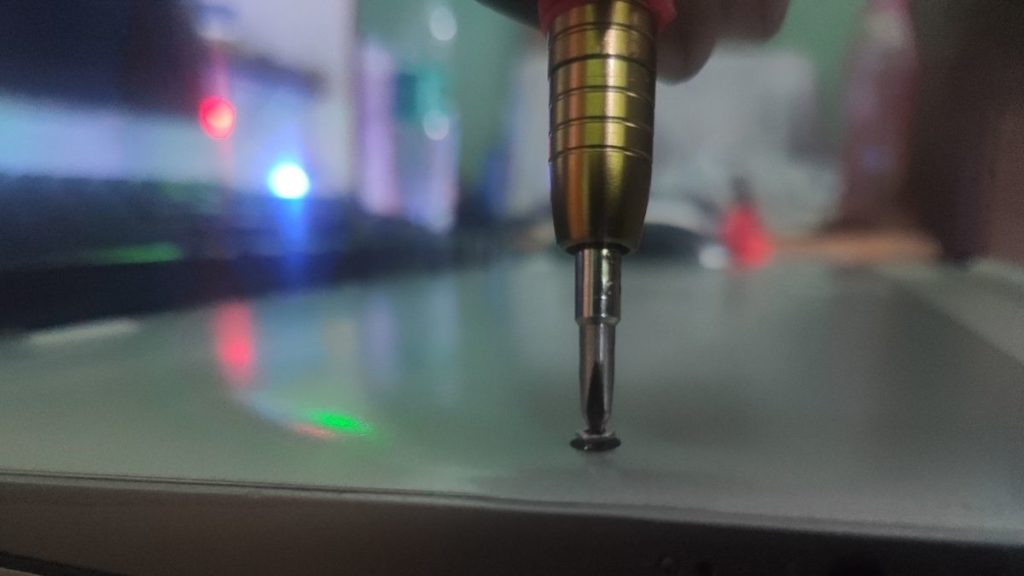 뒷판을 열어