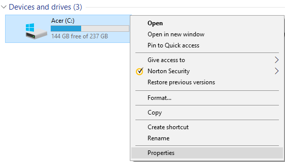 Faceți clic dreapta pe unitatea pentru care doriți să rulați Disk Cleanup, apoi selectați Proprietăți