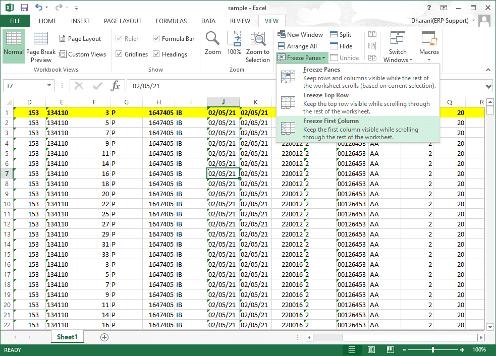 Beralih ke tab VIEW dan klik Freeze First Column.