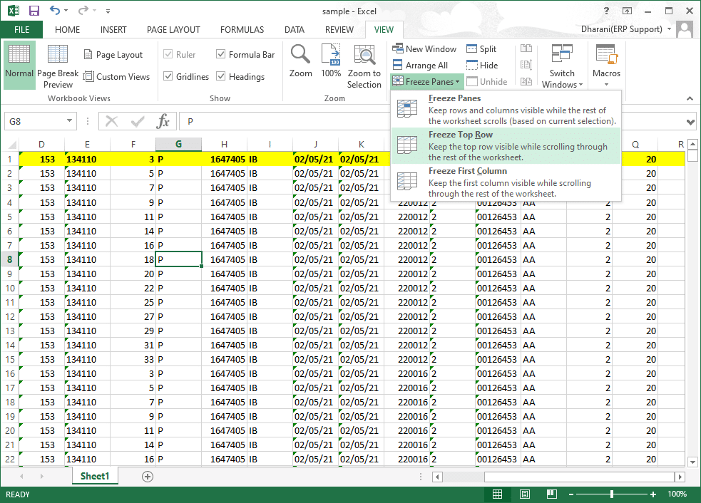 Beralih ke tab VIEW dan klik Freeze Top Row.