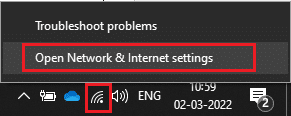 انقر بزر الماوس الأيمن على أيقونة Wi-Fi المعروضة في أقصى الزاوية اليمنى من الشاشة وحدد فتح إعدادات شبكة الإنترنت