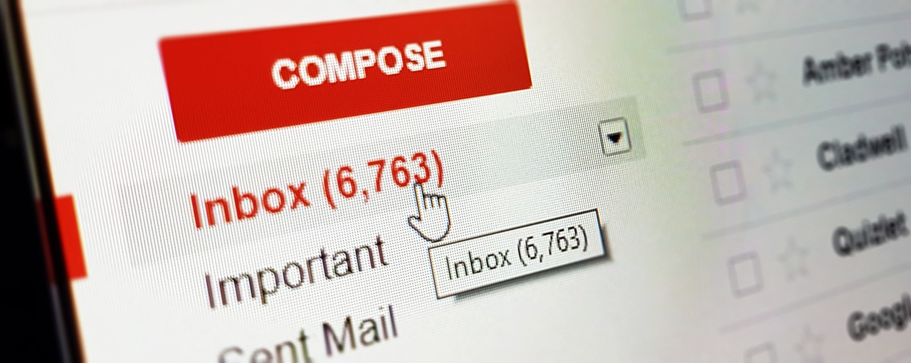 วิธีย้ายอีเมลจากบัญชี Gmail หนึ่งไปยังอีกบัญชีหนึ่งอย่างง่ายดาย