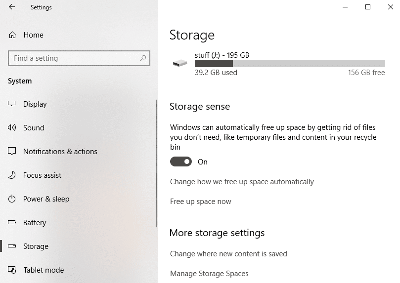 从左侧窗格中选择 Storage 并向下滚动到 Storage Sense