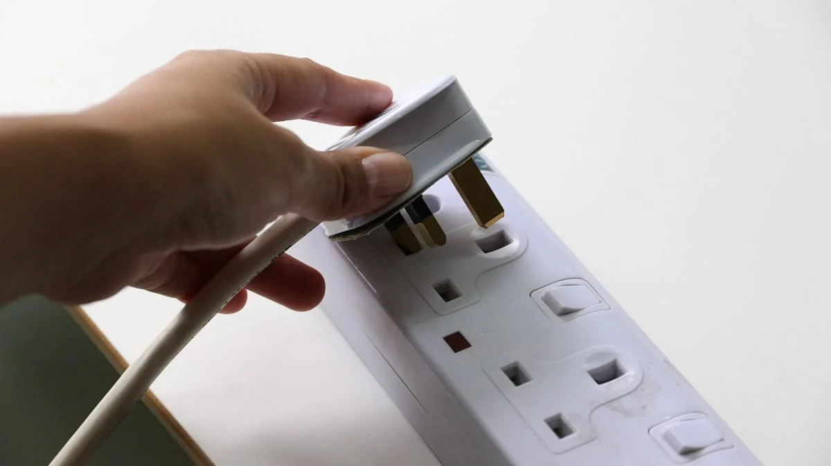 lepaskan kabel daya atau kabel