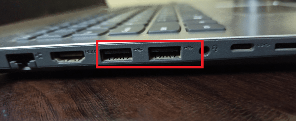 Cele două porturi USB disponibile pe fiecare laptop.