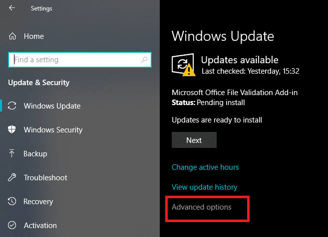 现在在 Windows 更新下点击“高级”选项