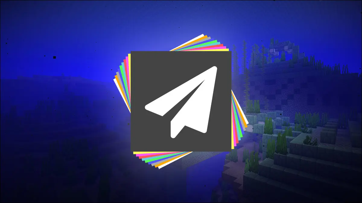 Minecraftの海の記念碑に付けられたPaperMCのロゴ。