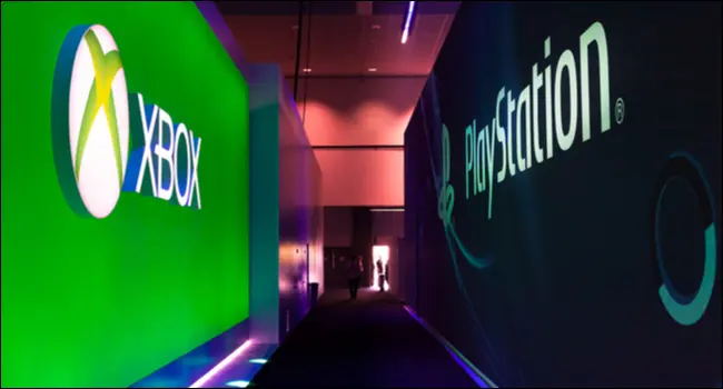 โถงทางเดินในการประชุมเกมที่มีโลโก้ Xbox ด้านหนึ่งและโลโก้ PlayStation อีกด้านหนึ่ง