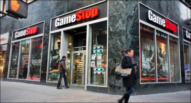 位于城市街角的 GameStop 商店。