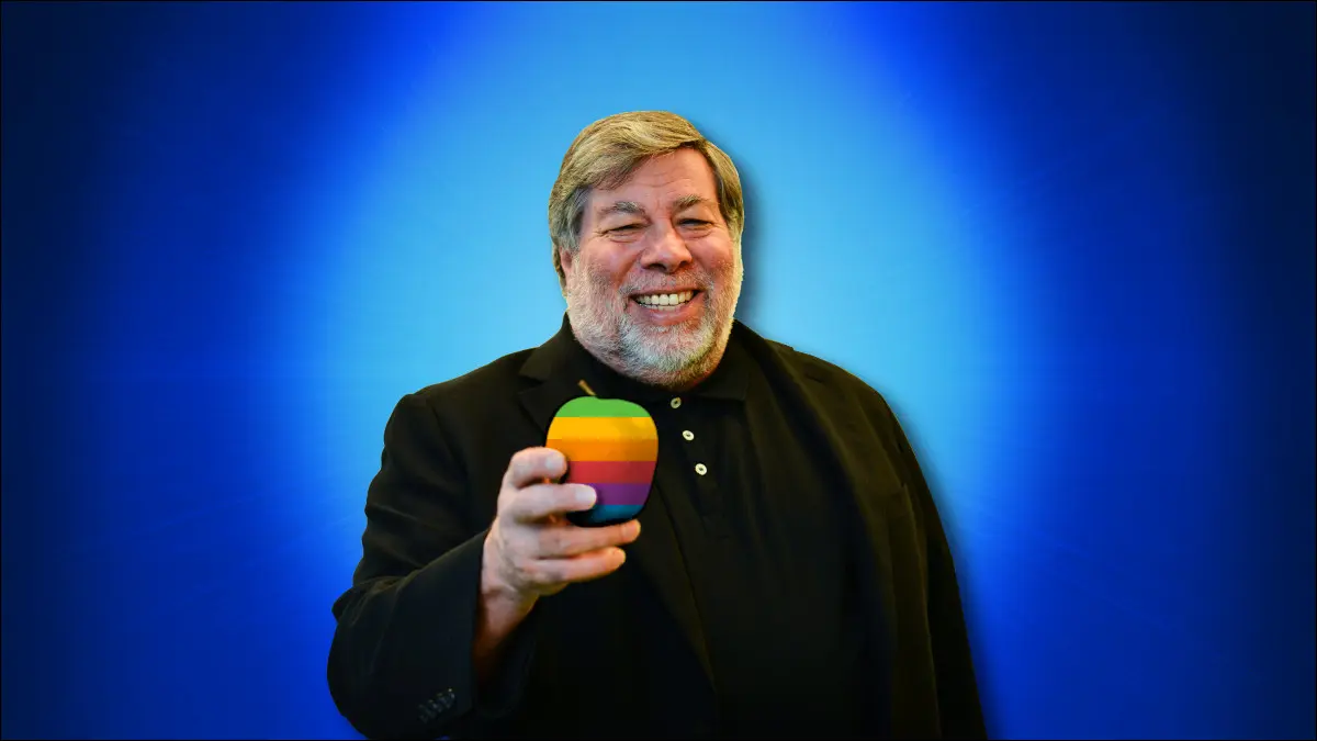 Steve Wozniak ถือแอปเปิ้ลหกสีบนพื้นหลังสีน้ำเงินในปี 2014