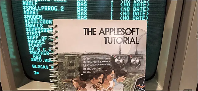 Couverture du livre "The Applesoft Tutorial" sur un Apple II.