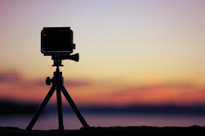 Treppiede con videocamera GoPro al tramonto