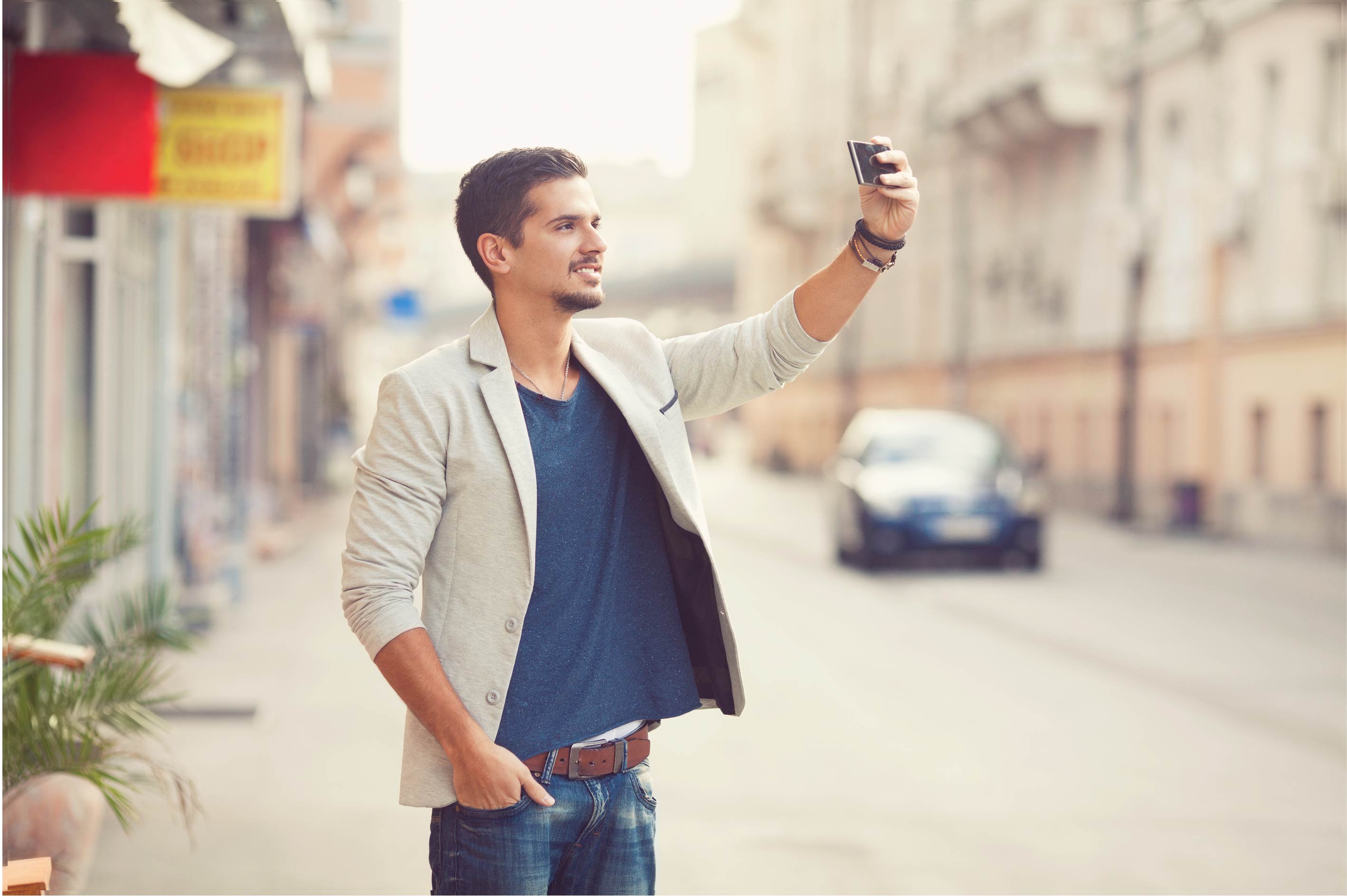 Un uomo dall'aspetto professionale che esplora un luogo mentre scatta una foto