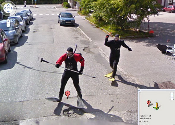 カムカーを追いかけてスキューバスーツを着た二人のグーグルマップカメラカー写真