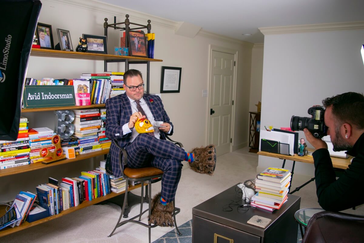 Jay Baer posando para una foto en el estudio de su casa