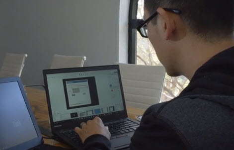 Joshua Ho, CEO von Referral Rock, verwendet Snagit auf seinem Laptop
