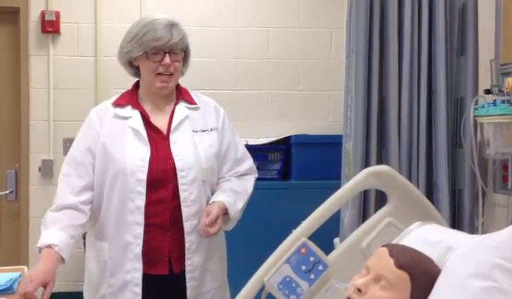 La instructora Heidi Clippard en uno de los cursos en línea de calidad de Mott Community College