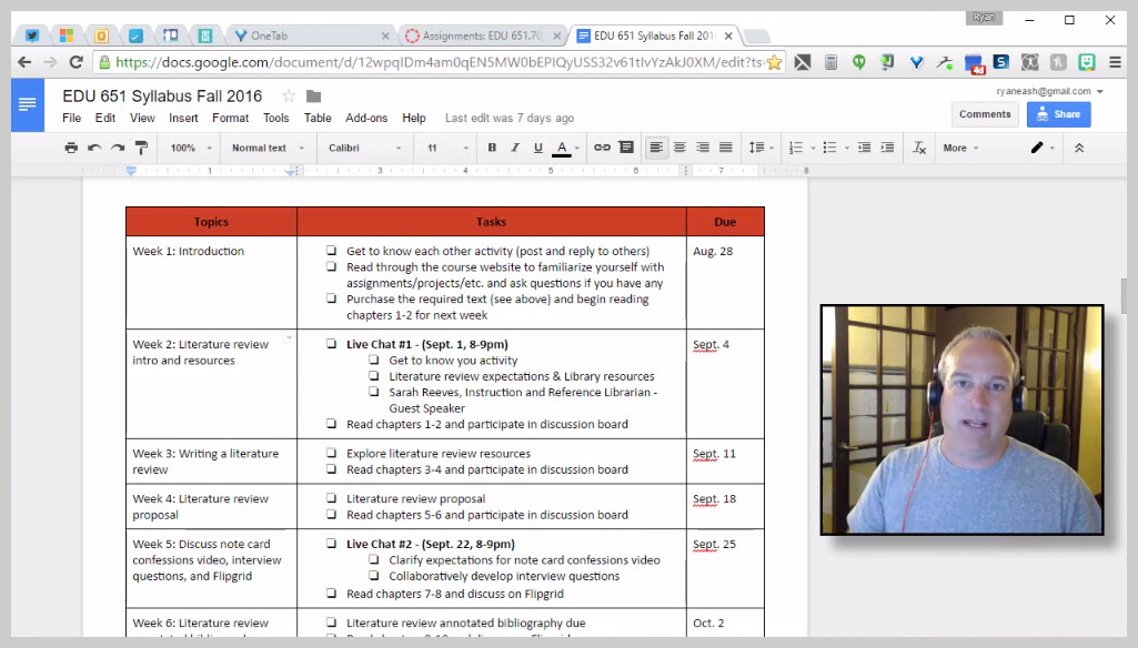 Esempio di un nuovo video di argomento. Il docente introduce l'argomento della settimana utilizzando il programma del corso.