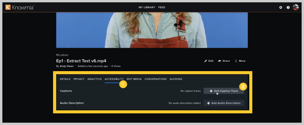لقطة شاشة توضح كيفية إضافة عنوان فرعي أو تسمية توضيحية إلى مقطع فيديو في برنامج المعرفة الخطوة 1