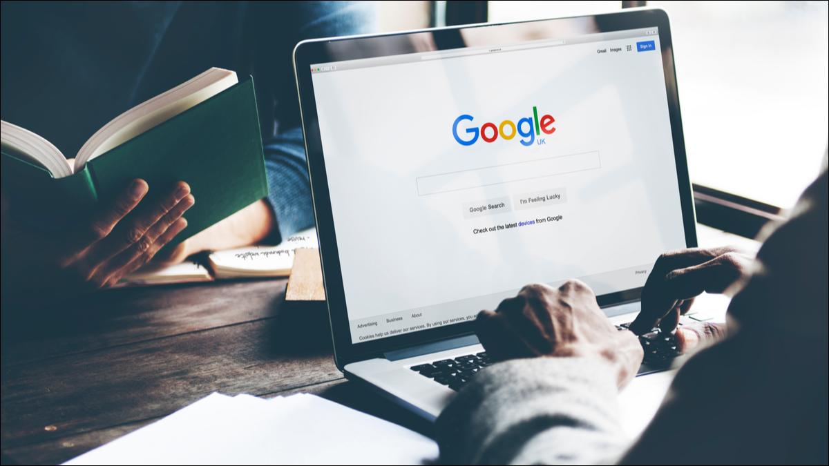 Strona główna Google na laptopie.