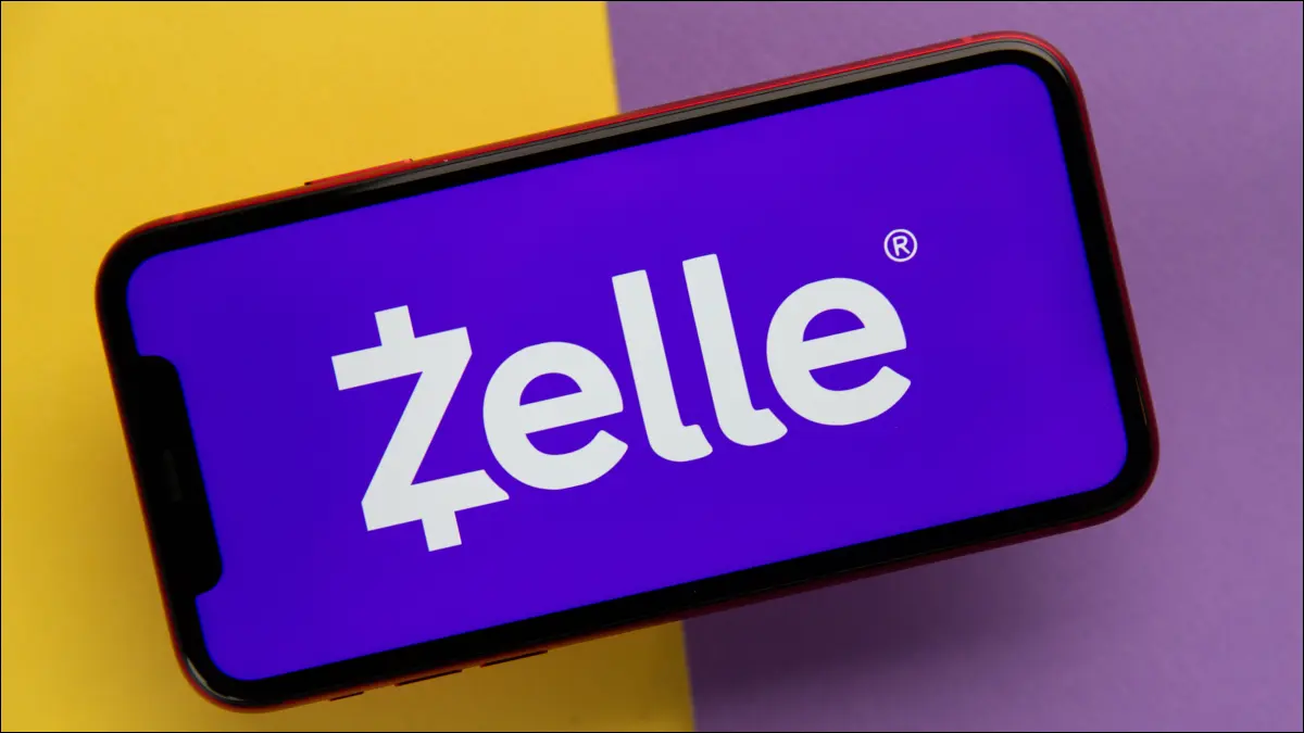 Logo Zelle sur un écran d'iPhone sur fond jaune et violet.