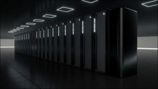 Ruang server dengan Sistem Server GeForce NOW SuperPOD di tengah
