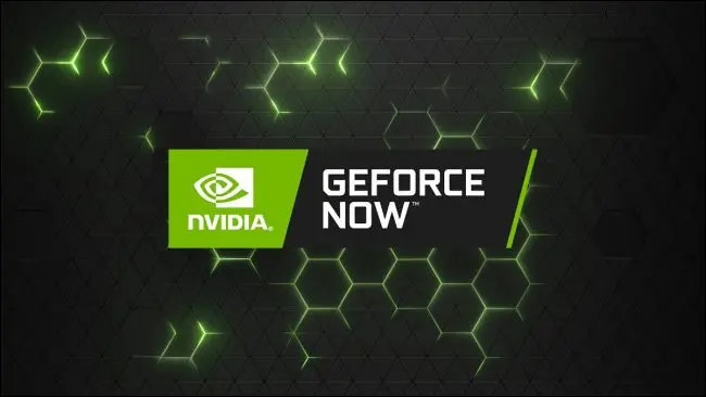 Logo GeForce Now di Latar Belakang Sarang Lebah Hijau dan Abu-abu