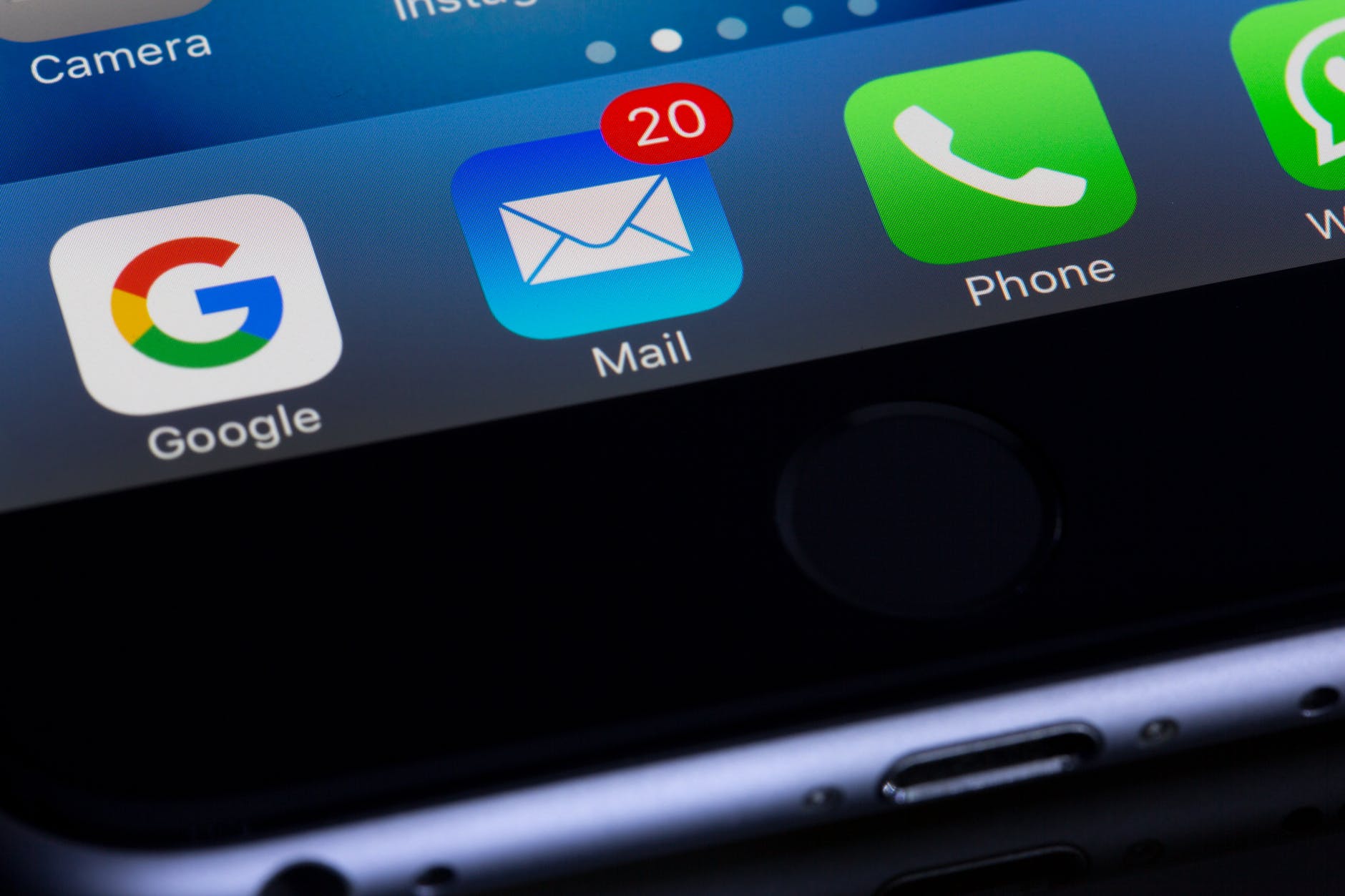 e-mail de e-mail al dispozitivului digital negru și gri