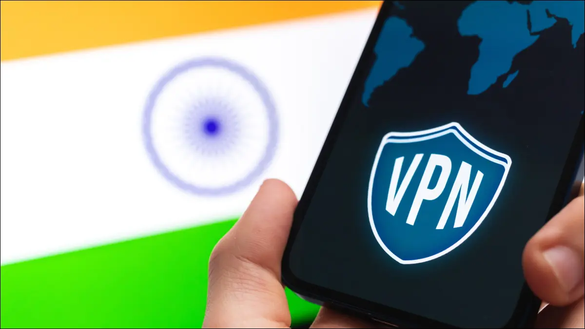 O aplicație VPN care rulează pe un smartphone în fața steagului Indiei.