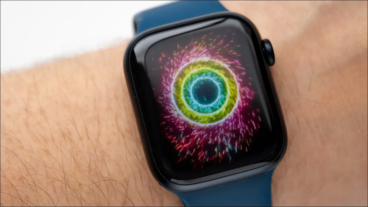 Primo piano di un Apple Watch Series 7 con i tre anelli della porta che si chiudono.