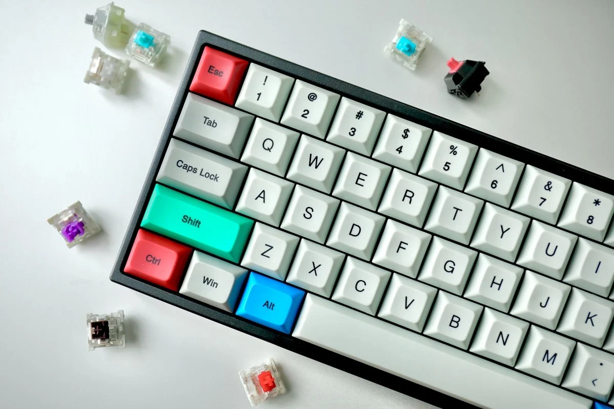 键盘键。 Romer G 和 Cherry MX 哪个更好