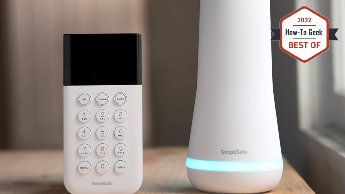 Tastiera e hub SimpliSafe sul tavolo