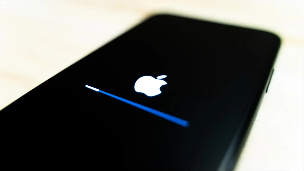 iPhoneがiOSアップデートをインストールしている間のプログレスバー。